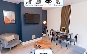 Award-Winning Four Bedrooms House, Parking, Wifi By Derby Short Term Rental Short Lets & Serviced Accommodation Derby